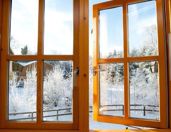 Lesena okna in vrata: Brezčasna privlačnost vašega doma